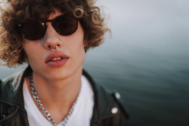 Sakin kıvırcık genç adam delici açık havada