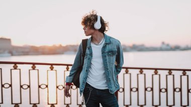 Köprüde duran sakin genç adam