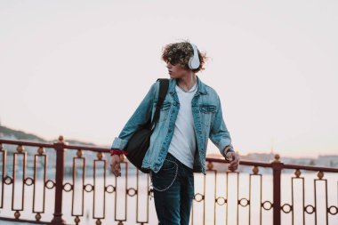 Sakin adam köprüde yürüyor.