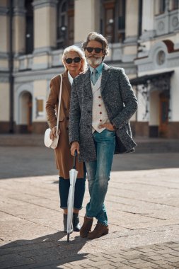 Eşi stok fotoğraf ile şemsiye ayakta Gülümseyen adam