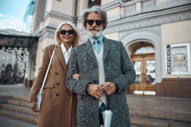 Bina stok fotoğraf yakınında Gülümseyen yetişkin çift