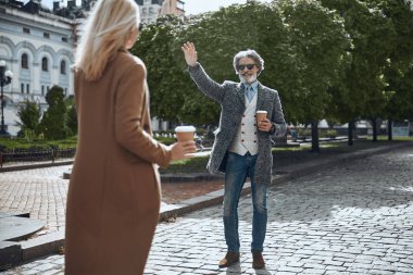 Olgun beyefendi sokak stok fotoğraf bayan sallayarak