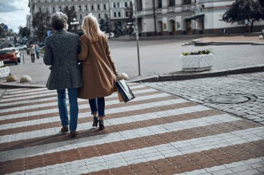 Romantik çift sokak stok fotoğraf geçiş
