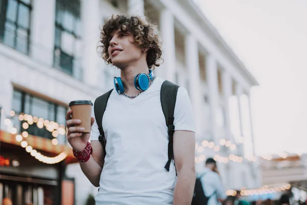 Estudiante sonriente caminando con una taza de café — Foto de Stock
