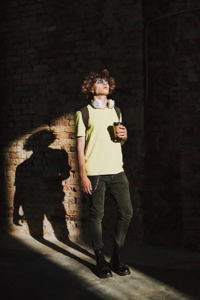 Hombre relajado en la sombra es la celebración de café — Foto de Stock