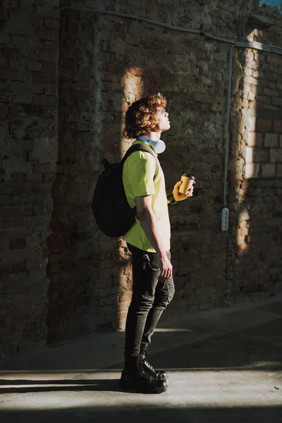 Hombre joven en ropa casual contra la pared de ladrillo — Foto de Stock