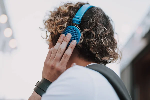 Jeune gars bouclé écoute de la musique — Photo