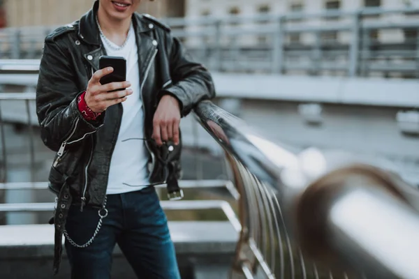 현대 스마트폰을 사용 하 여 야외에서 웃는 젊은 사람 — 스톡 사진