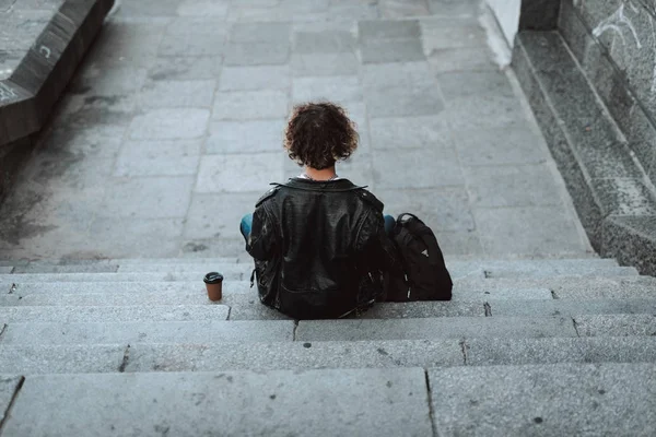 Rocker rizado con mochila y taza de café — Foto de Stock