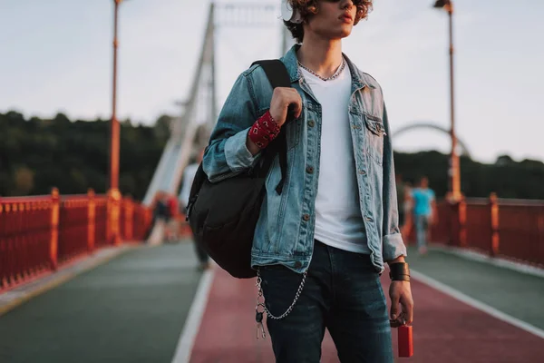 Joven estudiante en ropa casual con mochila — Foto de Stock