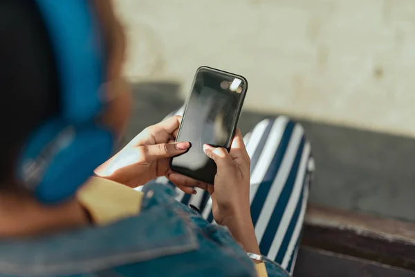 Jonge Afro-Amerikaanse vrouw met moderne smartphone — Stockfoto