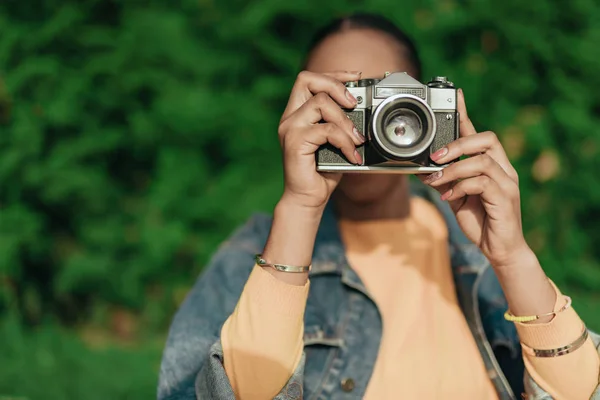 Νεαρή αφρικανική αμερικανική γυναίκα κάνοντας φωτογραφία σε παλιά κάμερα — Φωτογραφία Αρχείου