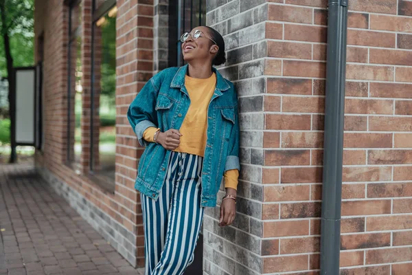 Giovane donna afro-americana ridere della strada — Foto Stock