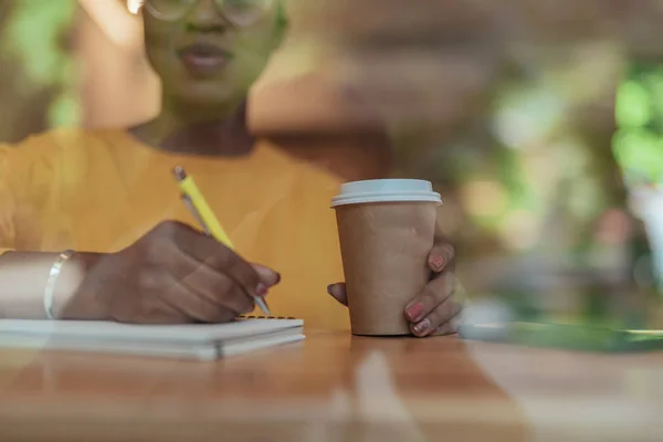 Tânără africană americană cu note de scriere a cupei — Fotografie, imagine de stoc