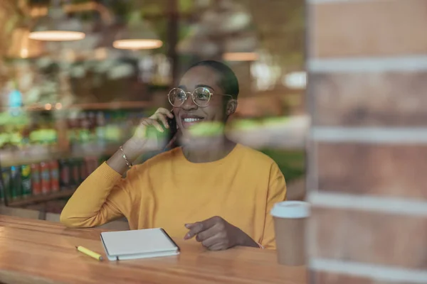 Genç afro-Amerikalı kadın modern akıllı telefon konuşuyor — Stok fotoğraf