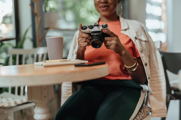 Felice signora afro-americana con macchina fotografica — Foto Stock