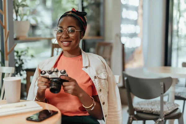 Sorridente giovane donna afro-americana con macchina fotografica — Foto Stock