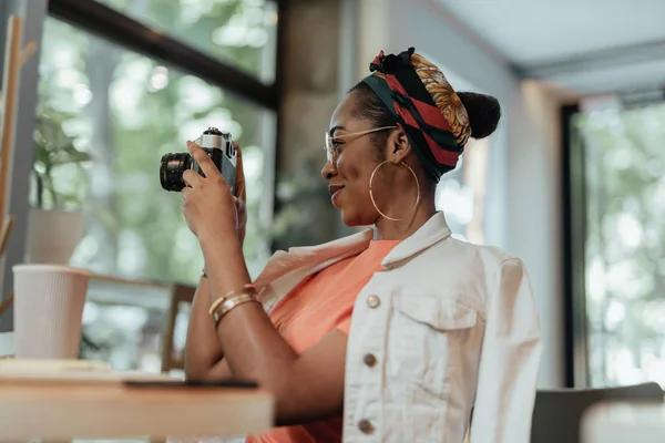 Junge afrikanisch-amerikanische Frau macht Foto auf Retro-Kamera — Stockfoto