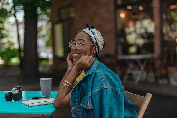 Giovane donna afro-americana è seduto sulla terrazza — Foto Stock