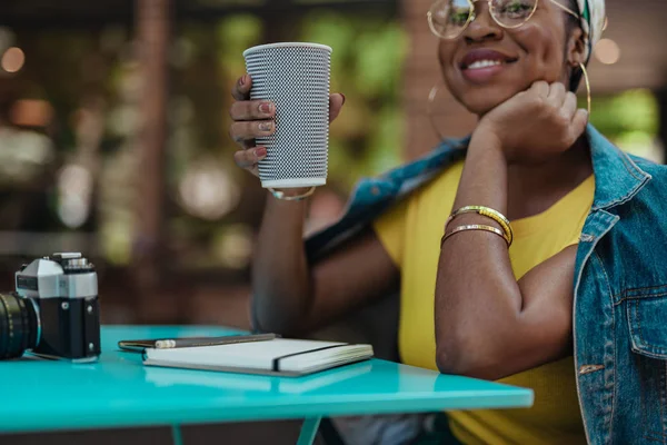 Felice afro-americano signora seduta in caffè con bevande — Foto Stock