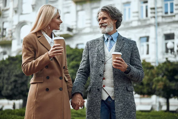 Pareja madura disfrutando de café para ir foto de stock —  Fotos de Stock