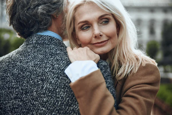 Mujer pacífica abrazando hombro de hombre foto de stock —  Fotos de Stock