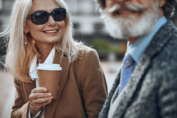 Улыбающаяся женщина с кофе, чтобы пойти фото — стоковое фото