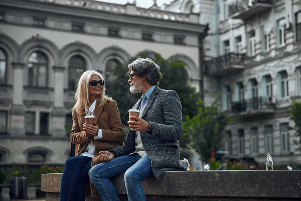 Dos personas amistosas disfrutando de café al aire libre foto de stock —  Fotos de Stock