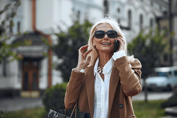 Mujer feliz caminando y hablando por teléfono stock foto — Foto de Stock