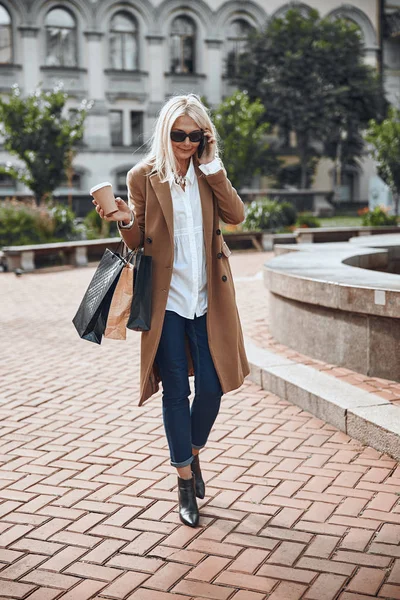 Mujer adulta feliz con café y teléfono inteligente foto de stock — Foto de Stock