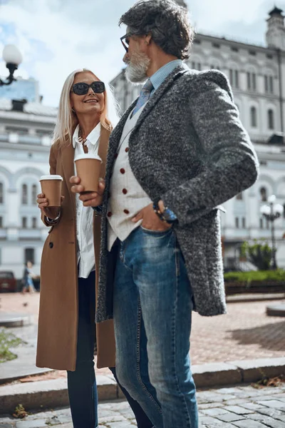 Elegante pareja bebiendo café en la calle stock foto — Foto de Stock