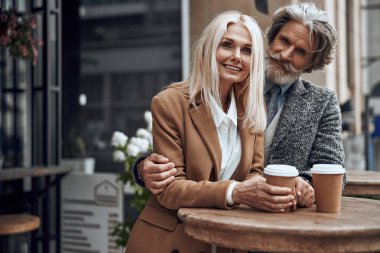 Gülümseyen çift kafeyüksek masa stok fotoğraf kucaklayan