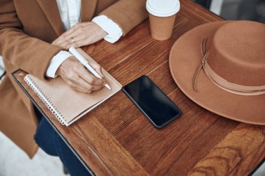 Akıllı telefon şapkası ve dizüstü bilgisayar masa stok fotoğraf