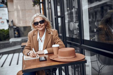 Dizüstü dış mekan stok fotoğrafında günü planlama
