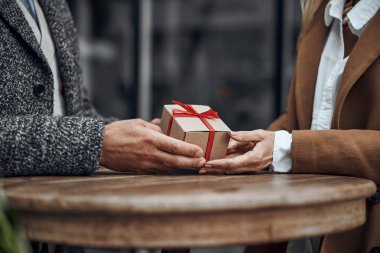 Eşi stok fotoğraf için güzel küçük hediye vermek