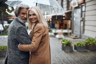 Yağmurlu gün stok fotoğraf zevk Gülümseyen çift