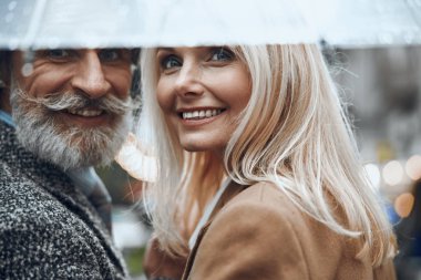 Mutlu çift stok fotoğraf için romantik yağmurlu gün