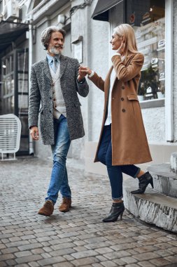 Bayan stok fotoğraf el veren yararlı beyefendi
