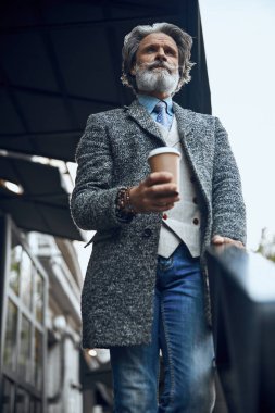 El stok fotoğraf kahve ile ciddi adam açık havada