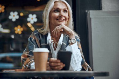 Akıllı telefon stok fotoğraf ile zarif gülümseyen bayan