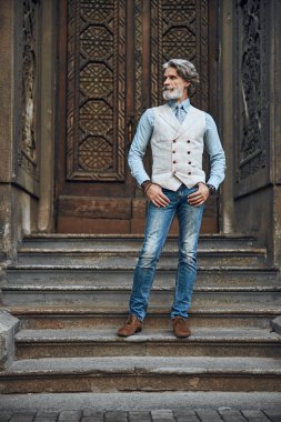 Kapı önünde yakışıklı adam stok fotoğraf dışında