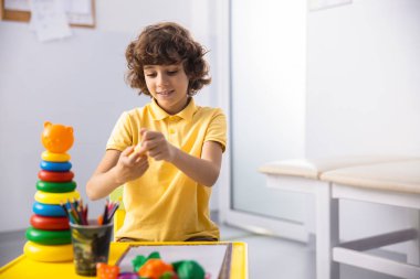 Neşeli çocuk hastane stok fotoğraf oyuncaklar ile oynarken