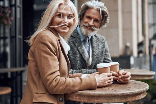 Dia ventoso com café para ir foto stock — Fotografia de Stock