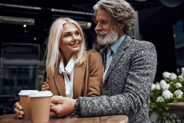 Feliz pareja madura con café en la calle café foto de stock —  Fotos de Stock