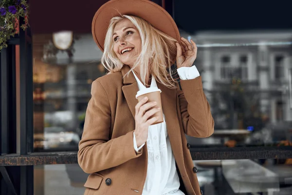 Délicieuse dame en chapeau appréciant le café photo de stock — Photo