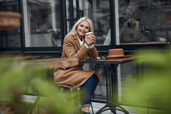 Mulher satisfeita com café olhando foto stock feliz — Fotografia de Stock