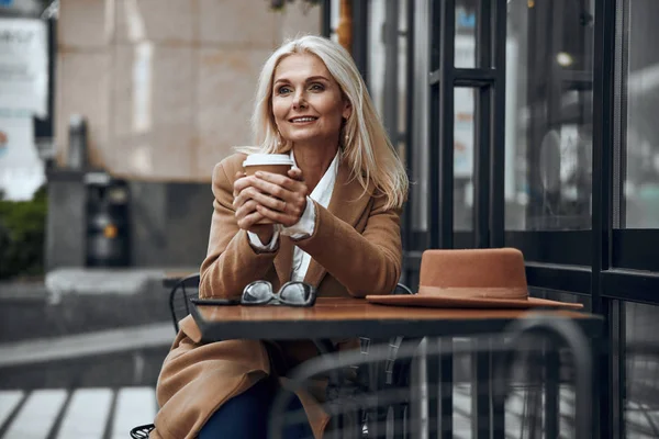 Картонная чашка кофе в руках счастливой женщины — стоковое фото
