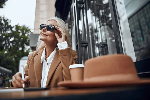 Sonriente mujer madura con gafas de sol stock foto — Foto de Stock