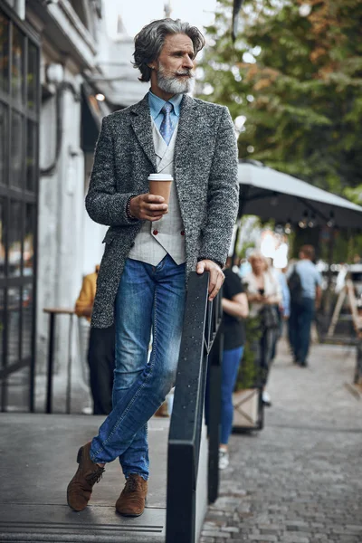 Hombre tranquilo con café en la terraza foto de stock —  Fotos de Stock