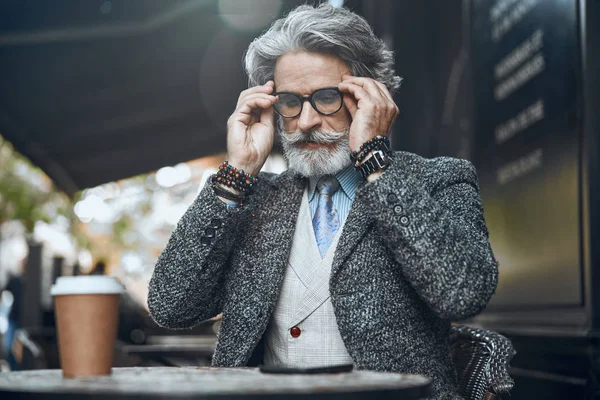 Ruhiger älterer Mann mit Brille Archivfoto — Stockfoto